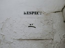 weisse-und-schwarze-wandbeschilderung-PnizH11Bjis