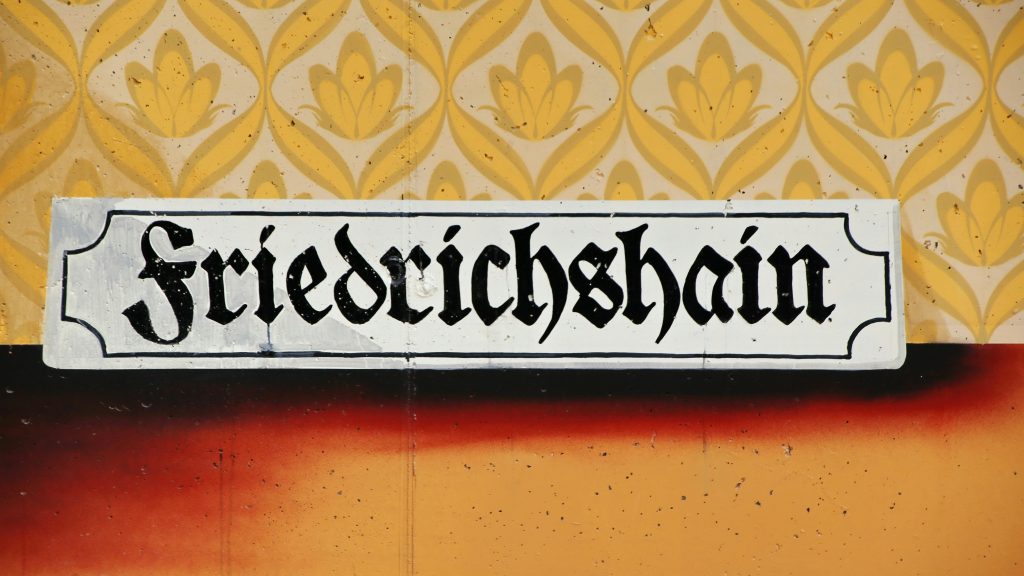 wanddekor-aus-weissem-und-schwarzem-holz-vkVP4o68ovc