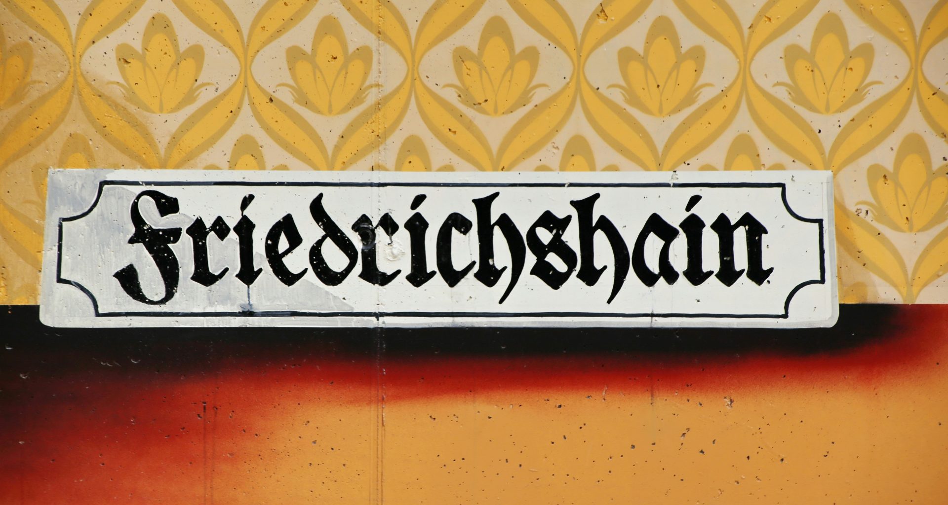 wanddekor-aus-weissem-und-schwarzem-holz-vkVP4o68ovc