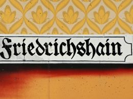 wanddekor-aus-weissem-und-schwarzem-holz-vkVP4o68ovc