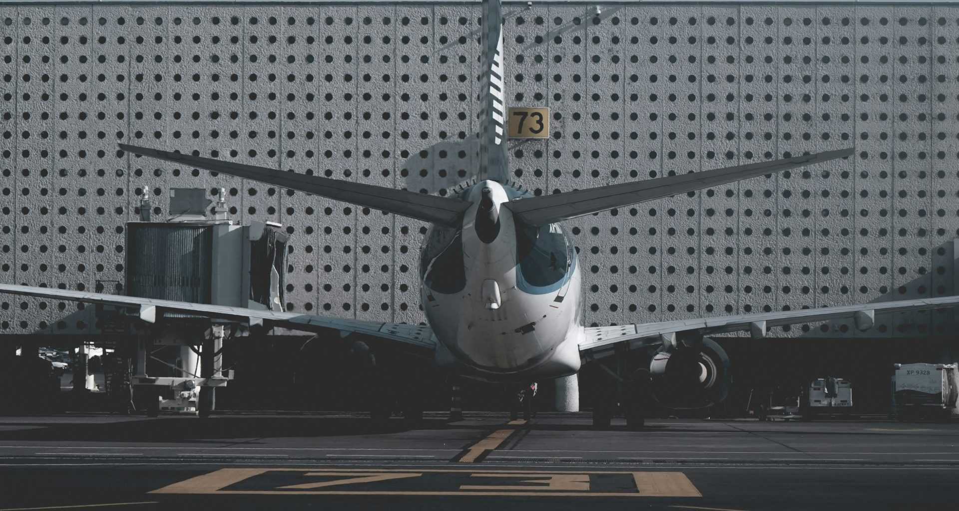 weiss-blaues-flugzeug-auf-dem-hafen-geparkt--azRAtmuBn4