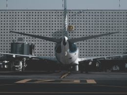 weiss-blaues-flugzeug-auf-dem-hafen-geparkt--azRAtmuBn4