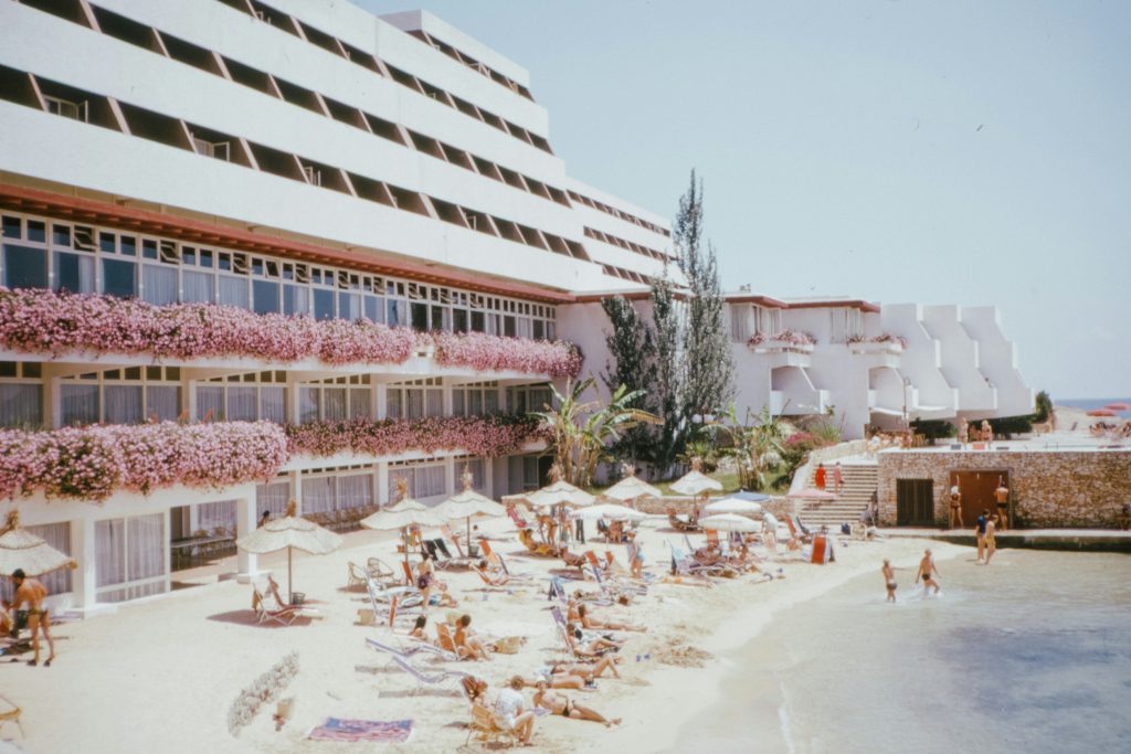 weisser-und-brauner-betonbau-tagsuber-WBGLW4sm9kI