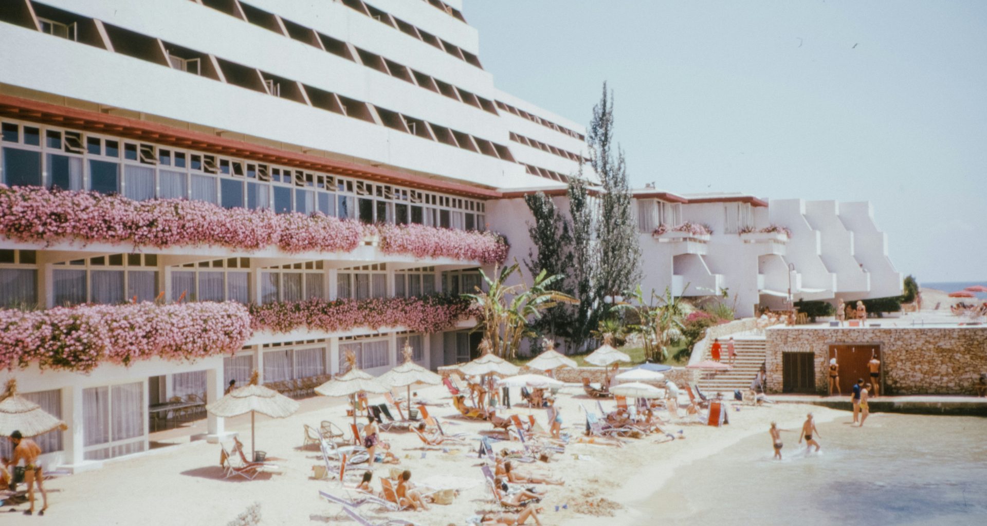 weisser-und-brauner-betonbau-tagsuber-WBGLW4sm9kI