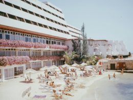 weisser-und-brauner-betonbau-tagsuber-WBGLW4sm9kI