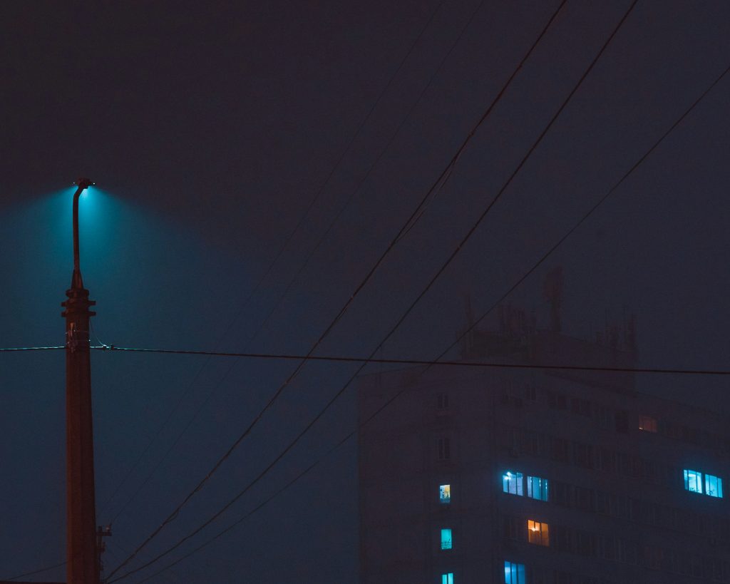 weisser-und-brauner-betonbau-wahrend-der-nachtzeit-LJOFAPpOGyg