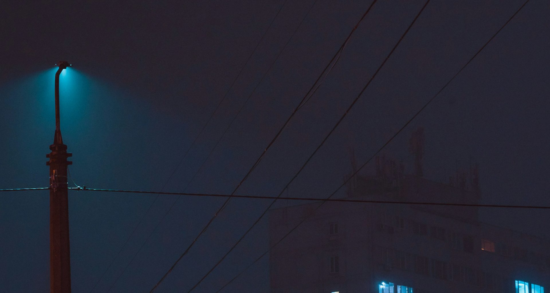 weisser-und-brauner-betonbau-wahrend-der-nachtzeit-LJOFAPpOGyg