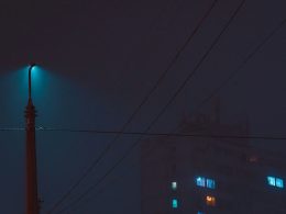 weisser-und-brauner-betonbau-wahrend-der-nachtzeit-LJOFAPpOGyg