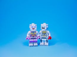 weisses-und-lila-roboterspielzeug-n1ccr-zVG68