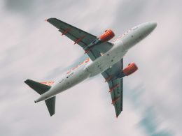 weisses-und-rotes-flugzeug-tagsuber-unter-weissen-wolken-1jhykJUftOc