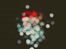 weisse-und-rote-bokeh-lichter-14J7TQOzuiY