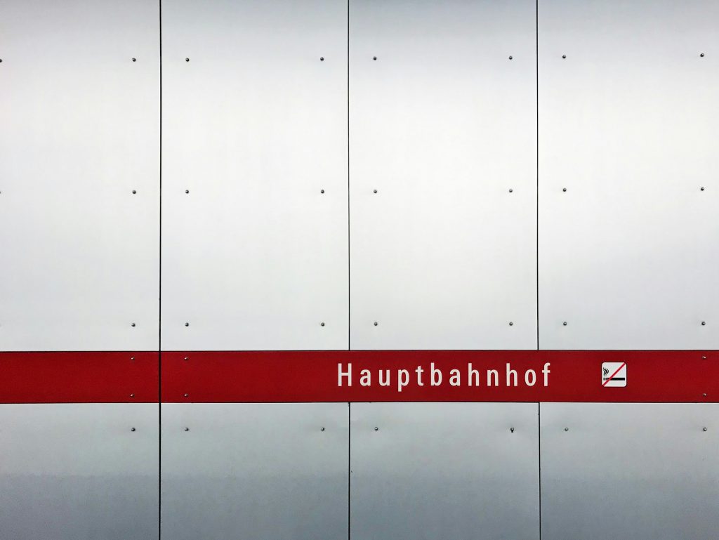 weisser-und-roter-holzschrank-ZDqPj-CtHfI