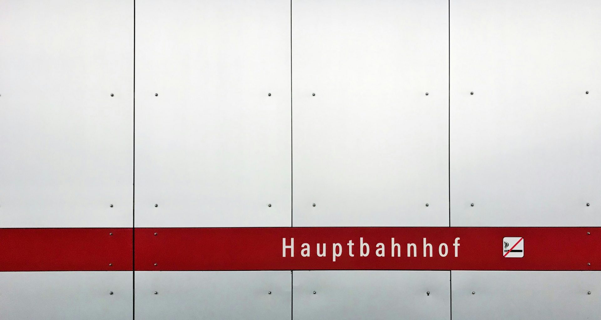 weisser-und-roter-holzschrank-ZDqPj-CtHfI