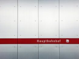 weisser-und-roter-holzschrank-ZDqPj-CtHfI