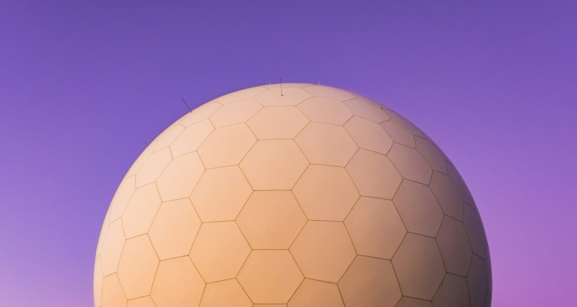 weisser-ball-unter-blauem-himmel-tagsuber-g2fJ7d7eKSM