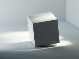 weisser-kasten-auf-weissem-tisch-PpgY7sjpf_0