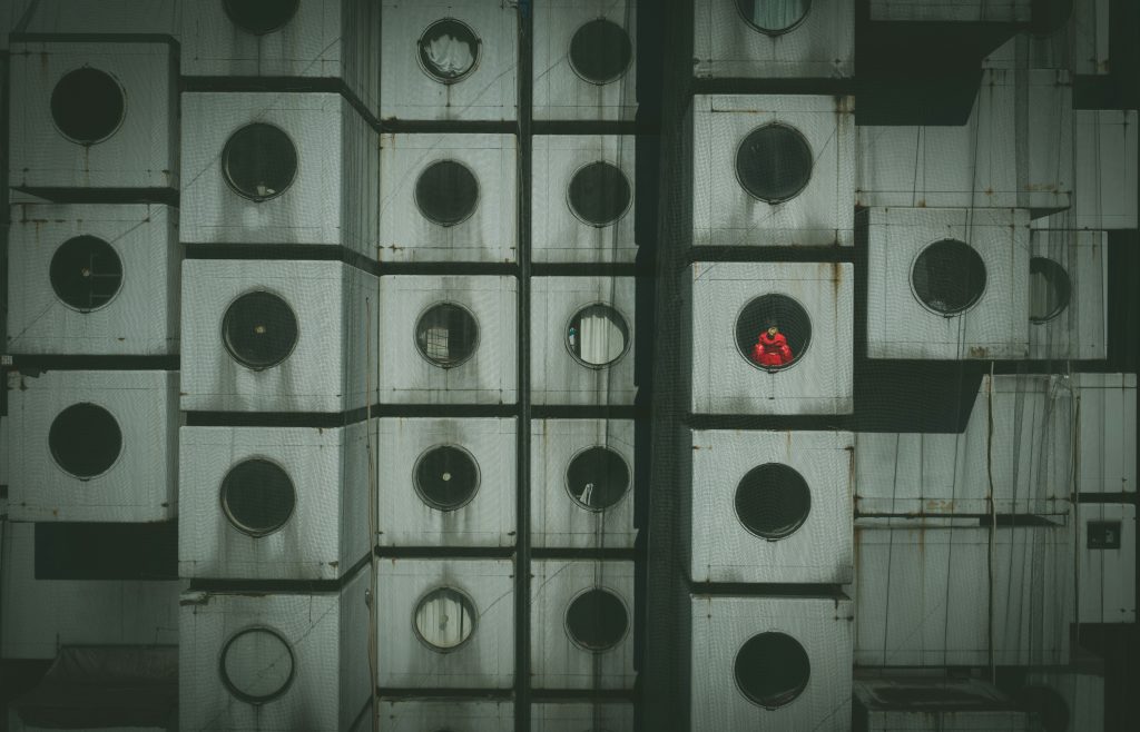 weisses-gebaude-HoSHJ7KCZdQ