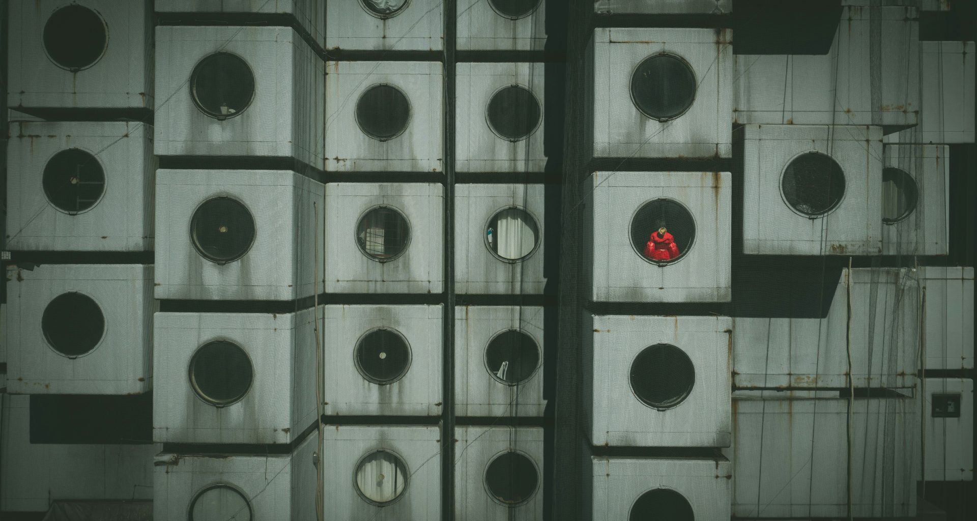 weisses-gebaude-HoSHJ7KCZdQ