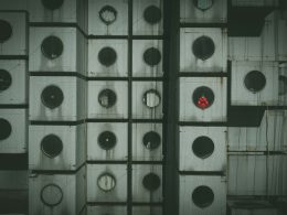 weisses-gebaude-HoSHJ7KCZdQ