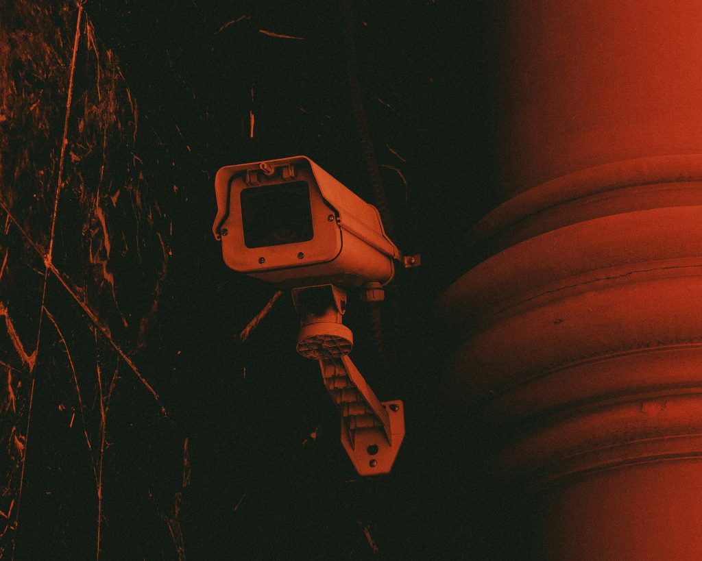 weisse-bullet-kamera-8EYMcqG5GRU