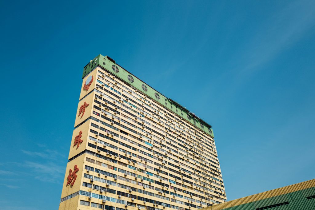 weisses-betongebaude-unter-blauem-himmel-tagsuber-dAhLYaynBK4