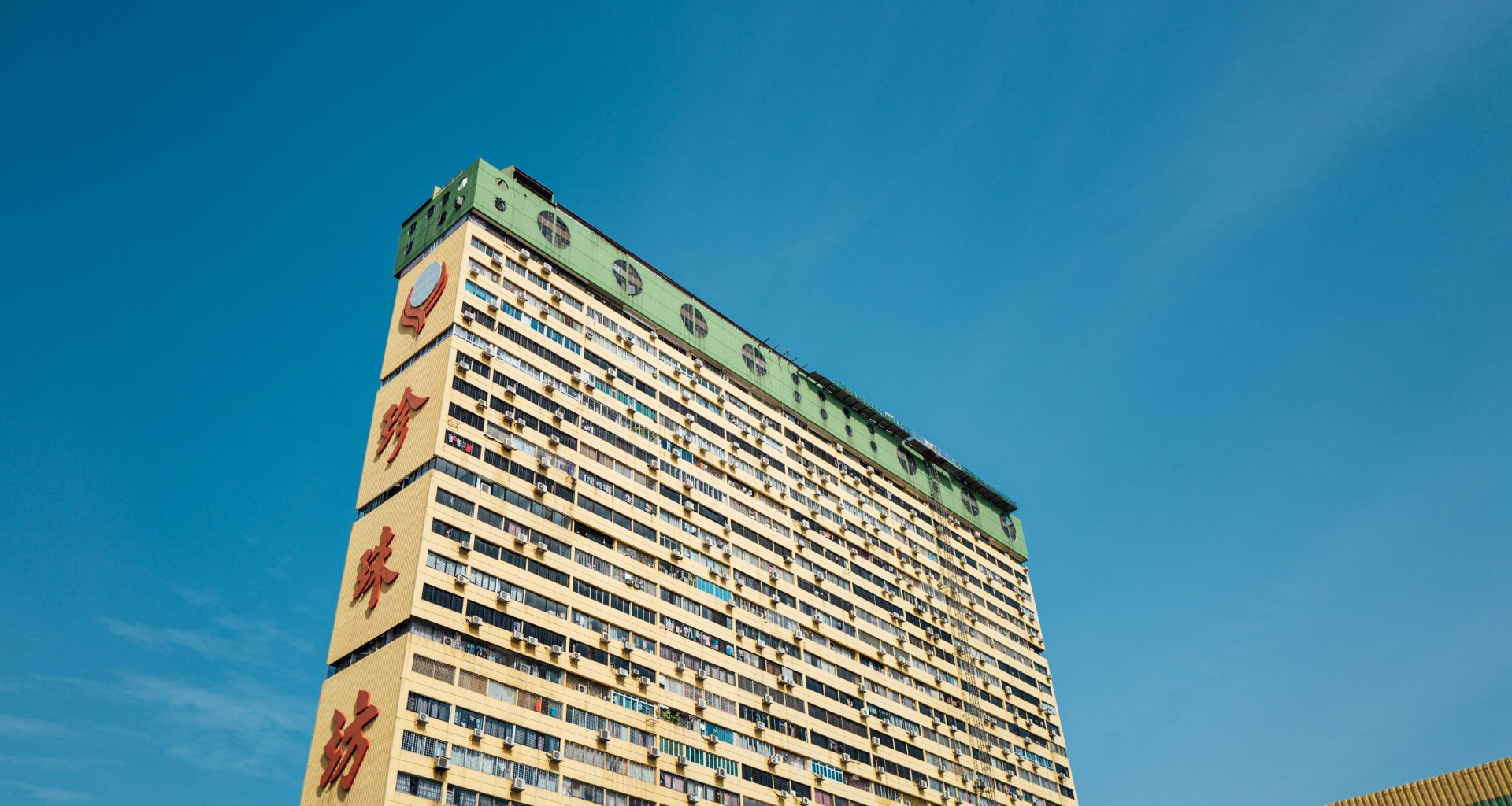 weisses-betongebaude-unter-blauem-himmel-tagsuber-dAhLYaynBK4