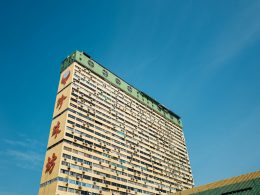 weisses-betongebaude-unter-blauem-himmel-tagsuber-dAhLYaynBK4