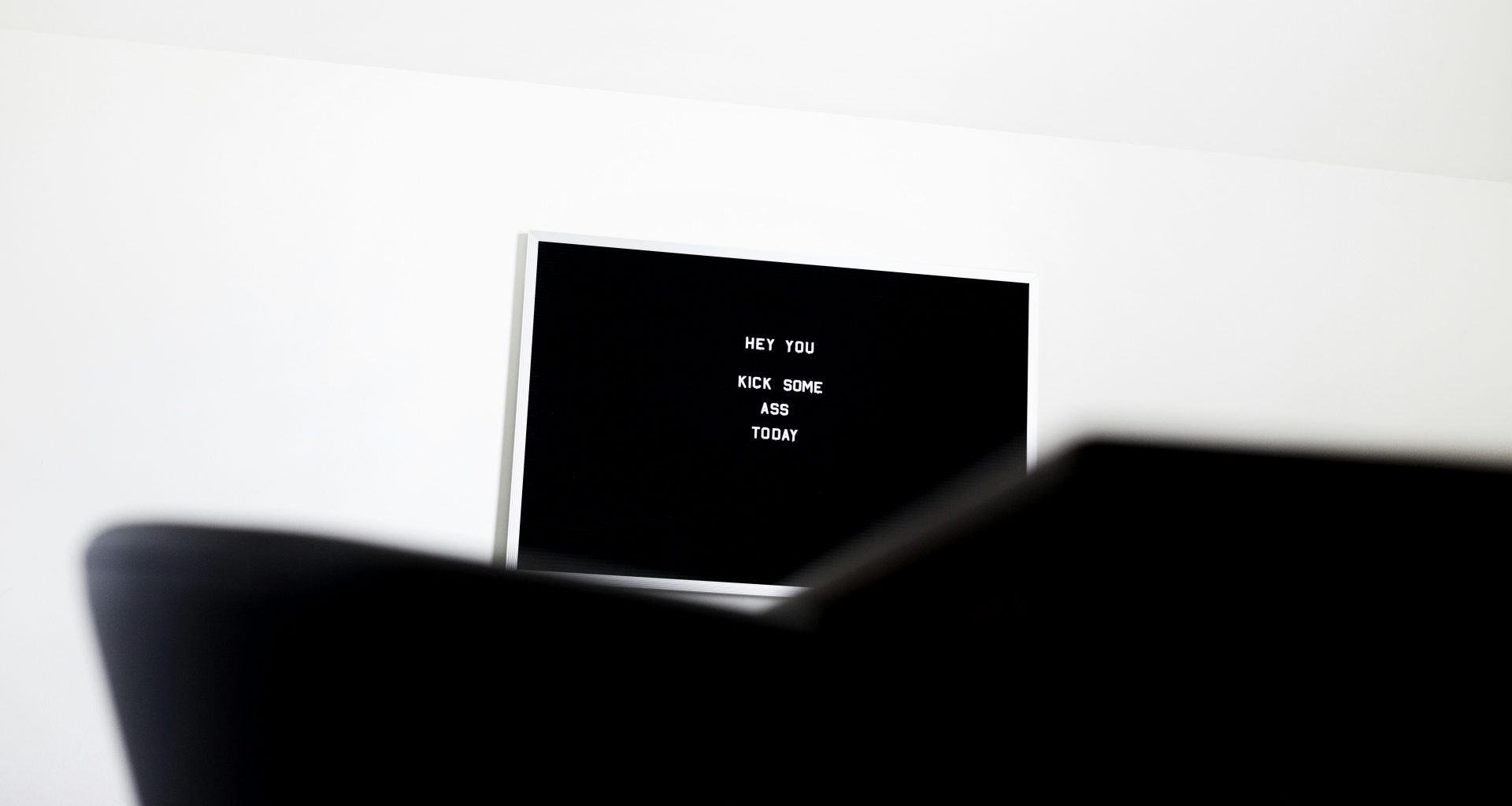 weisser-flachbildfernseher-auf-weisser-wand-wKSskpBjC4o