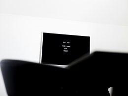 weisser-flachbildfernseher-auf-weisser-wand-wKSskpBjC4o