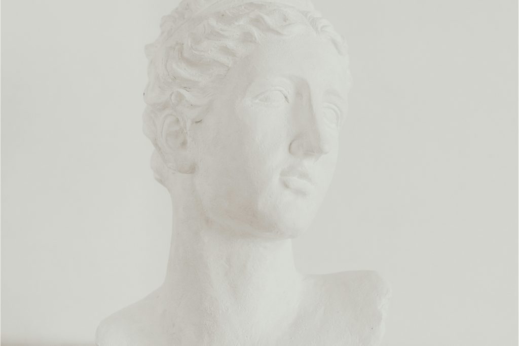 weisse-kopfbuste-eines-mannes-L0W7PcZuIDk