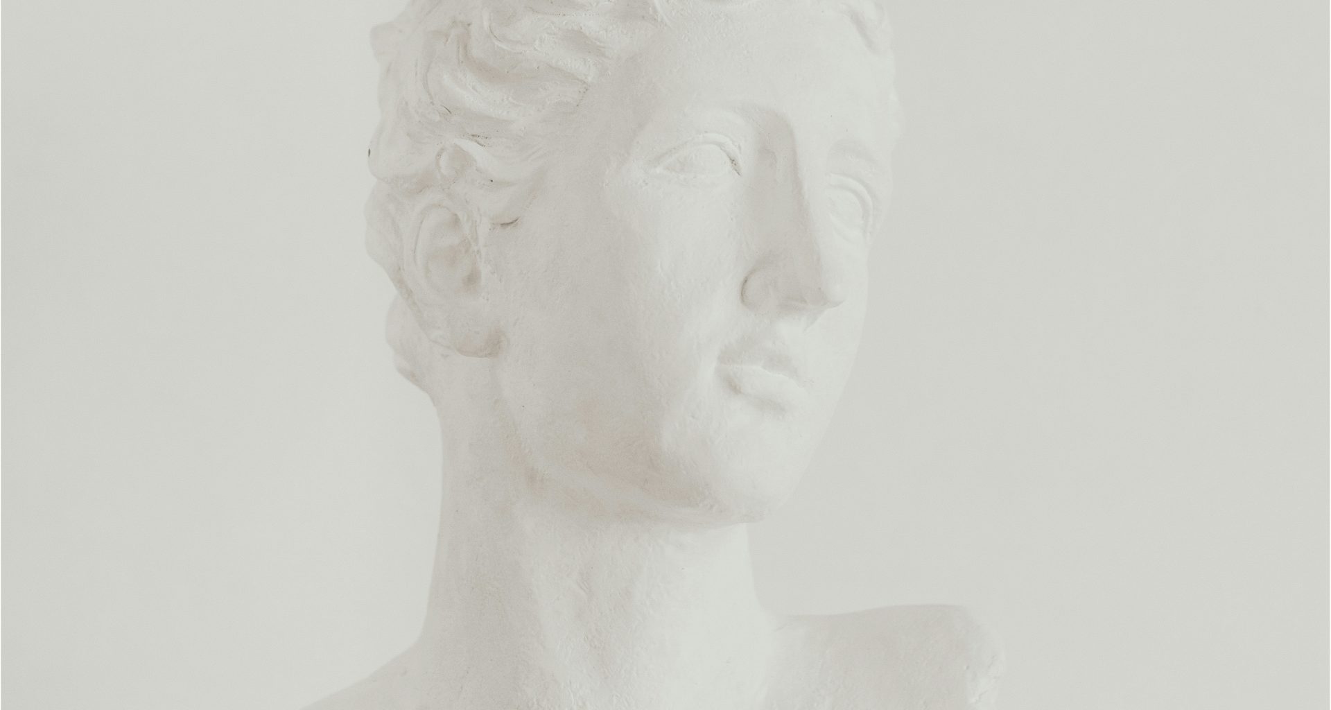 weisse-kopfbuste-eines-mannes-L0W7PcZuIDk
