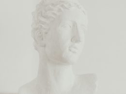 weisse-kopfbuste-eines-mannes-L0W7PcZuIDk