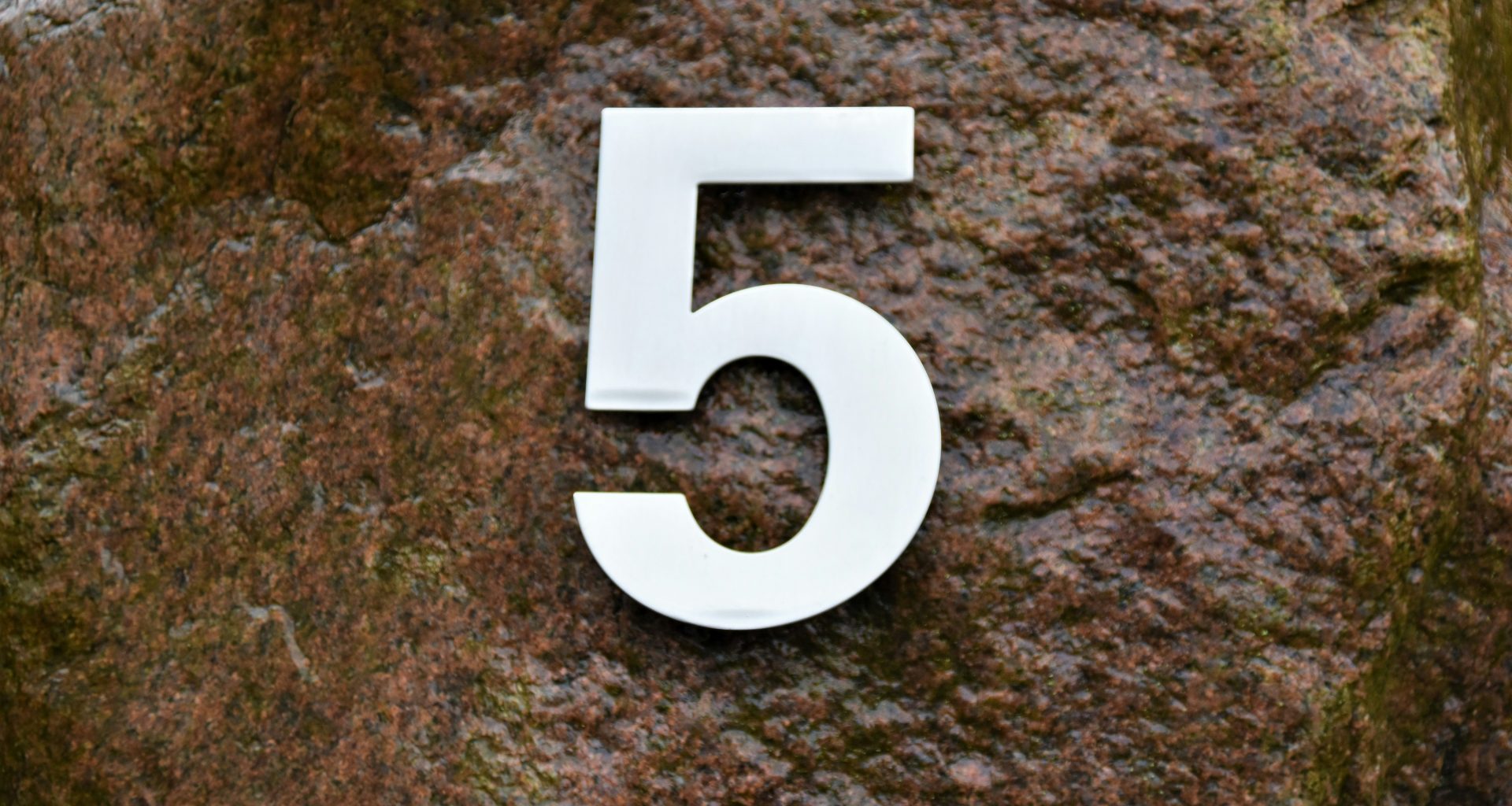 weisser-buchstabe-p-auf-braunem-textil-Vd0TZcjyBtg