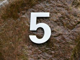 weisser-buchstabe-p-auf-braunem-textil-Vd0TZcjyBtg