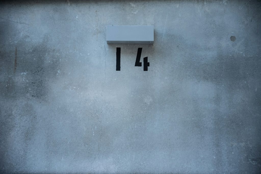 weisser-buchstabe-y-auf-blauer-betonwand-9zyxxpN3BtA