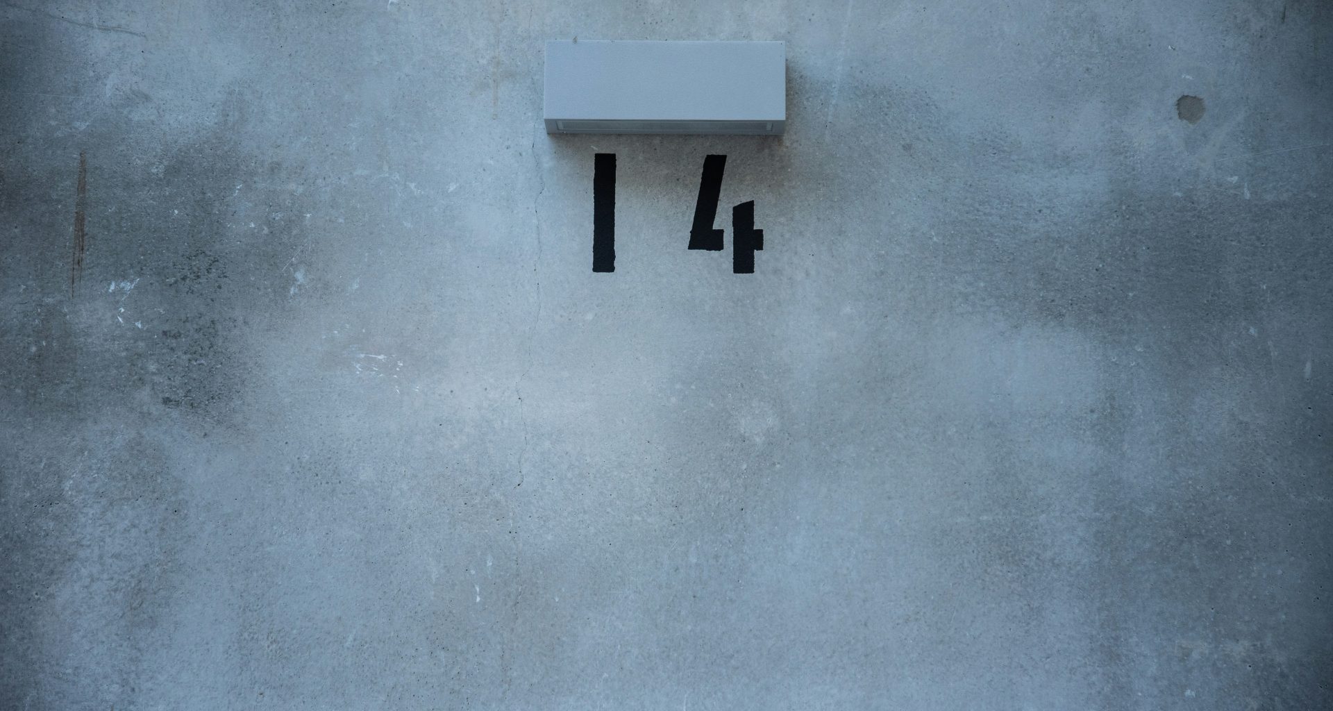 weisser-buchstabe-y-auf-blauer-betonwand-9zyxxpN3BtA