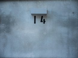 weisser-buchstabe-y-auf-blauer-betonwand-9zyxxpN3BtA