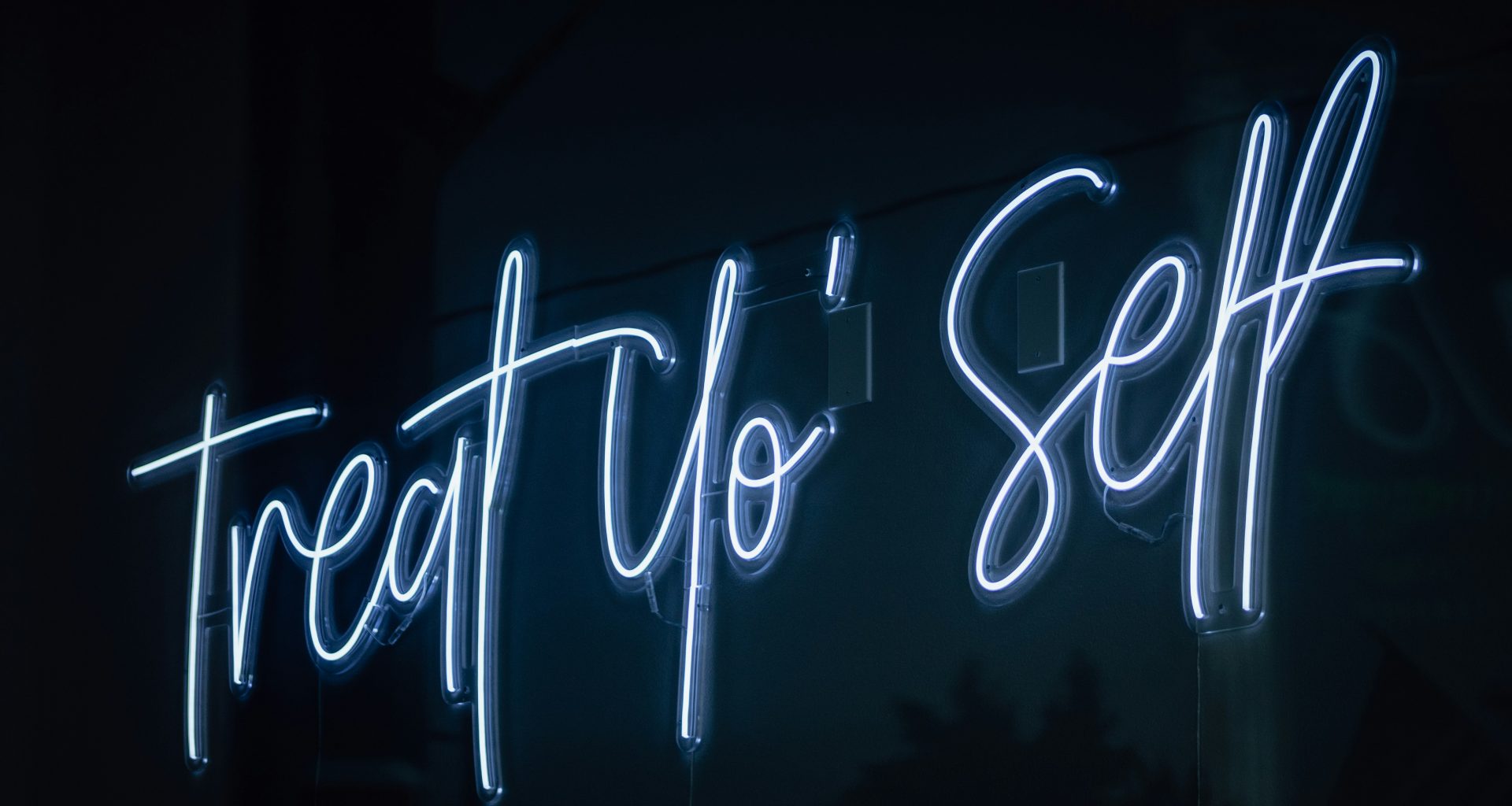 white-love-neonlicht-beschilderung-QZ8dPT46gzc