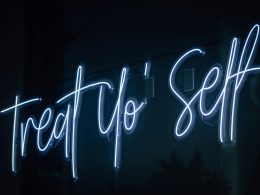 white-love-neonlicht-beschilderung-QZ8dPT46gzc