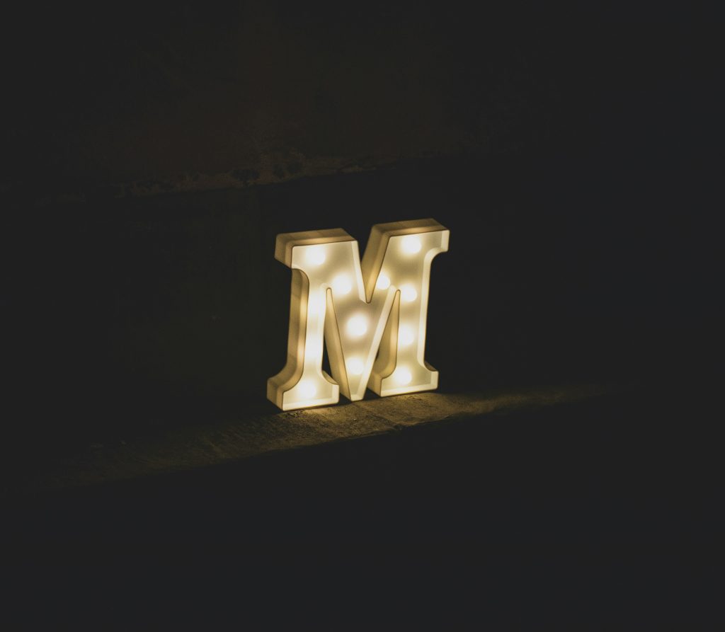 weisse-m-markierungsbuchstaben-beschilderung-FusPlf972j8