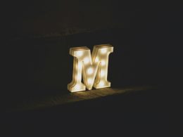 weisse-m-markierungsbuchstaben-beschilderung-FusPlf972j8