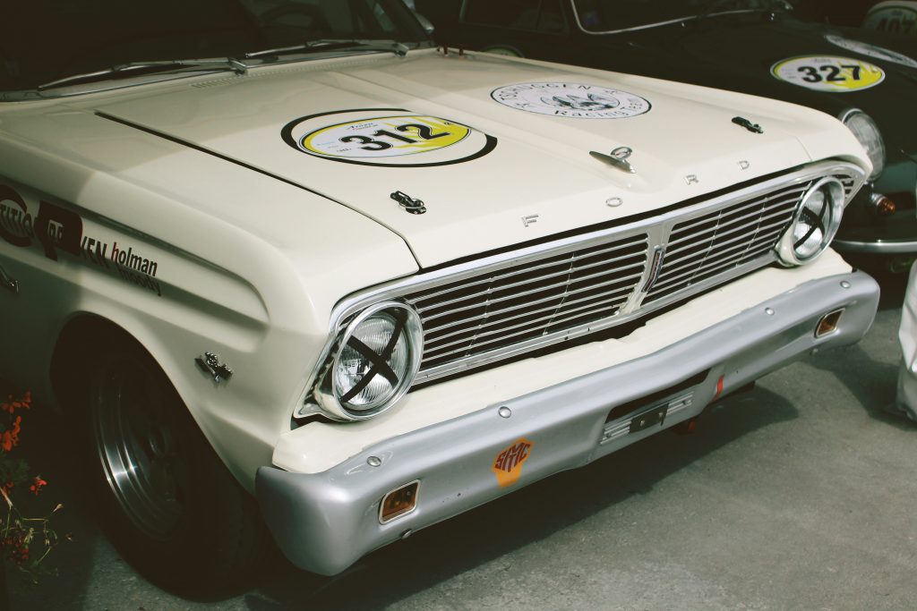 weisses-mercedes-benz-auto-auf-der-strasse-xPMoBA9HJpA