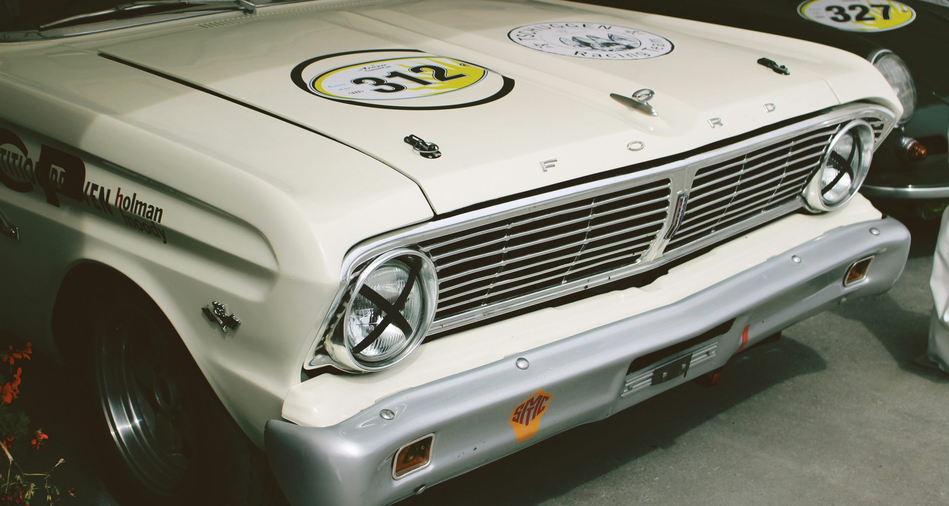 weisses-mercedes-benz-auto-auf-der-strasse-xPMoBA9HJpA