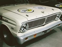 weisses-mercedes-benz-auto-auf-der-strasse-xPMoBA9HJpA