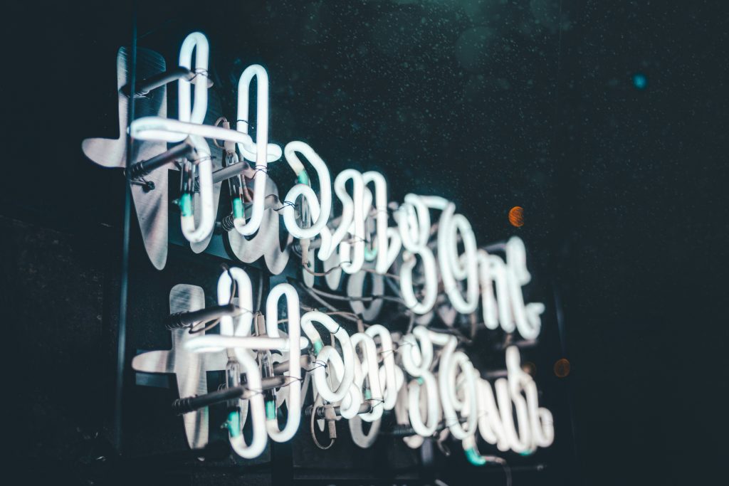 weisses-neonlicht-ausgeschaltet-6ZsydLYT6Ro