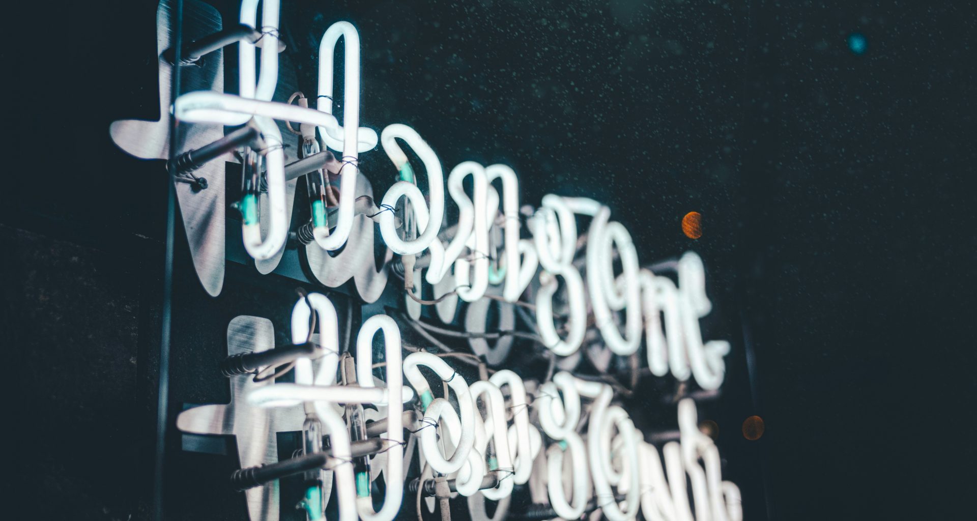 weisses-neonlicht-ausgeschaltet-6ZsydLYT6Ro