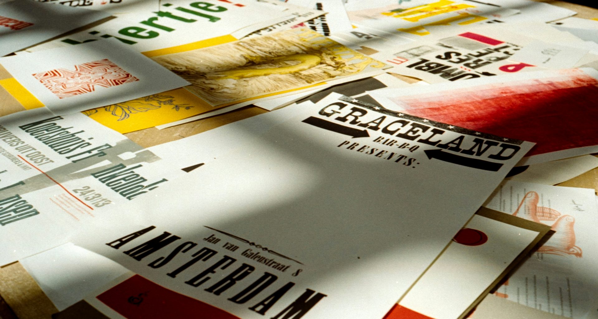 weisse-zeitung-auf-weissem-tisch-Vz78ZGZJ9kI