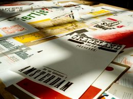 weisse-zeitung-auf-weissem-tisch-Vz78ZGZJ9kI