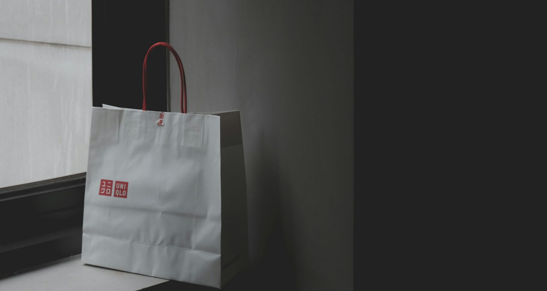 weisse-papiertute-in-der-nahe-des-fensters-Gviz3cFSf_Y