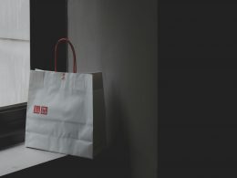 weisse-papiertute-in-der-nahe-des-fensters-Gviz3cFSf_Y